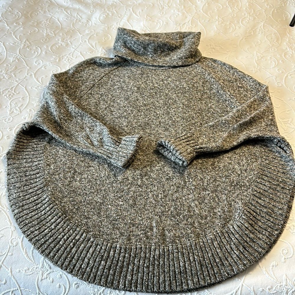 Leo & Nicole Women's Cozy Gray Cowl‎ Neck Sweater with Curved Hem Size Small